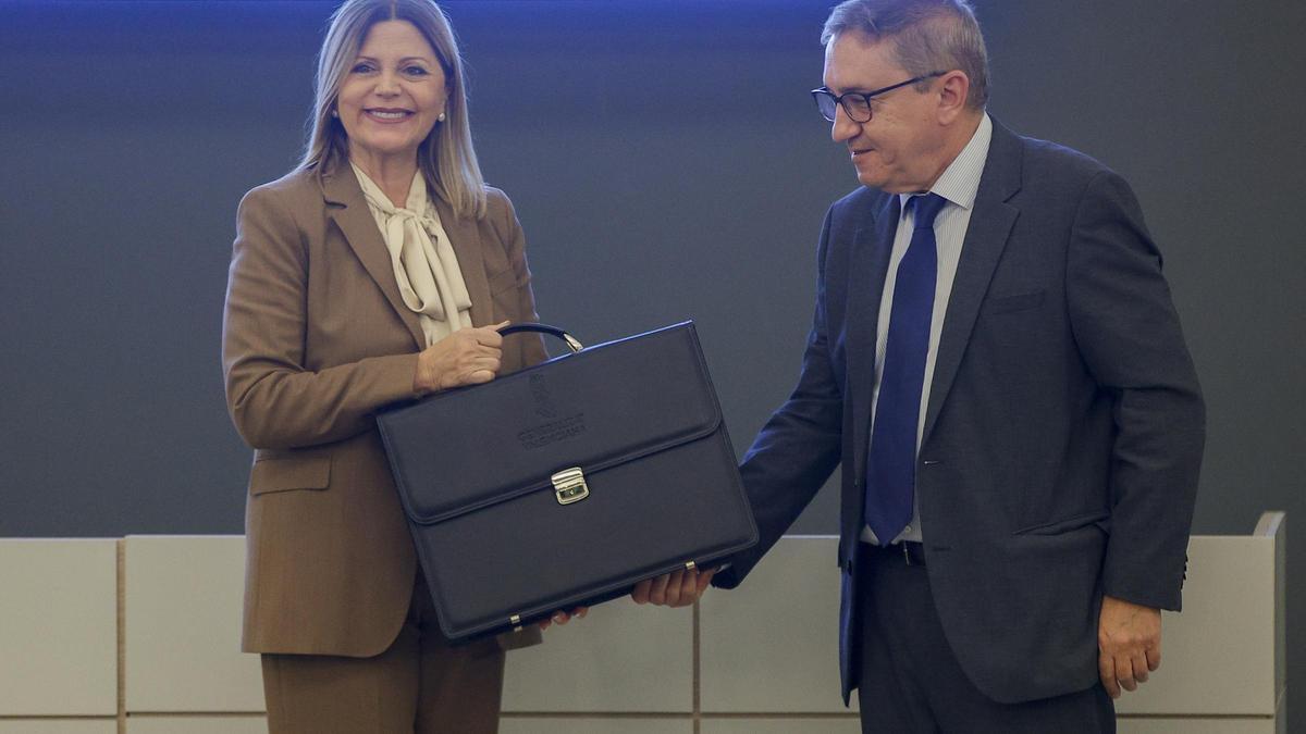 Carmen Ortí y José Antonio Rovira en el intercambio de cartera de la conselleria de Educación y Cultura.