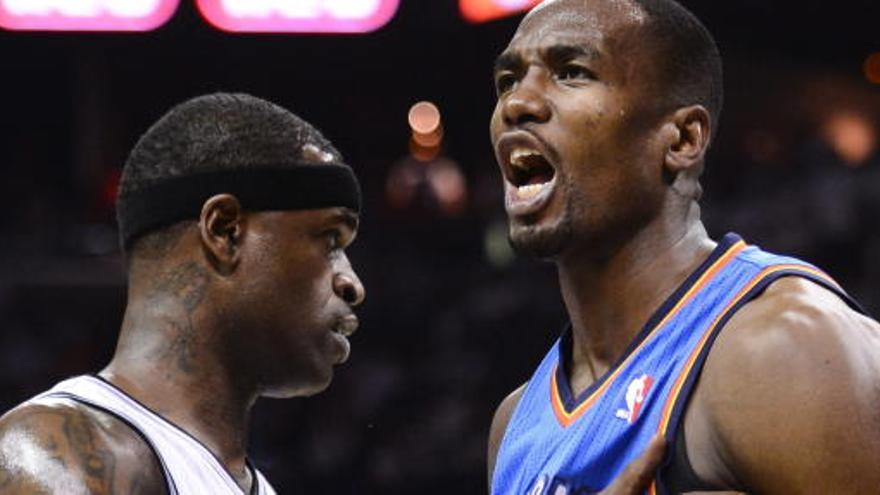 Serge Ibaka juntoa a Stephen Jackson durante un partido de la NBA.