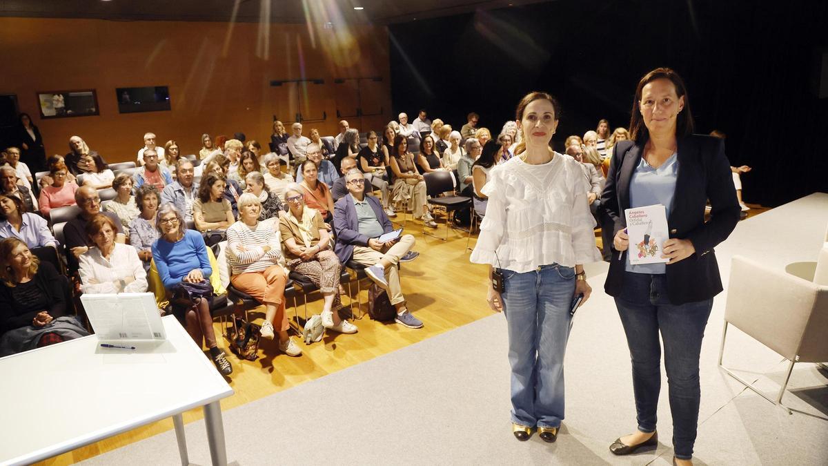 Ángeles Caballero, escritora y periodista, invitada al Club Faro, y presentada por la también periodista Iria Lagarón