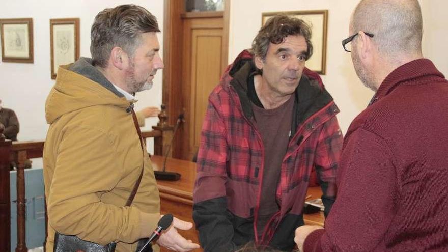 José Manuel Vilas, Julio Villanueva y Félix Juncal conversan antes de un pleno. // Santos Álvarez