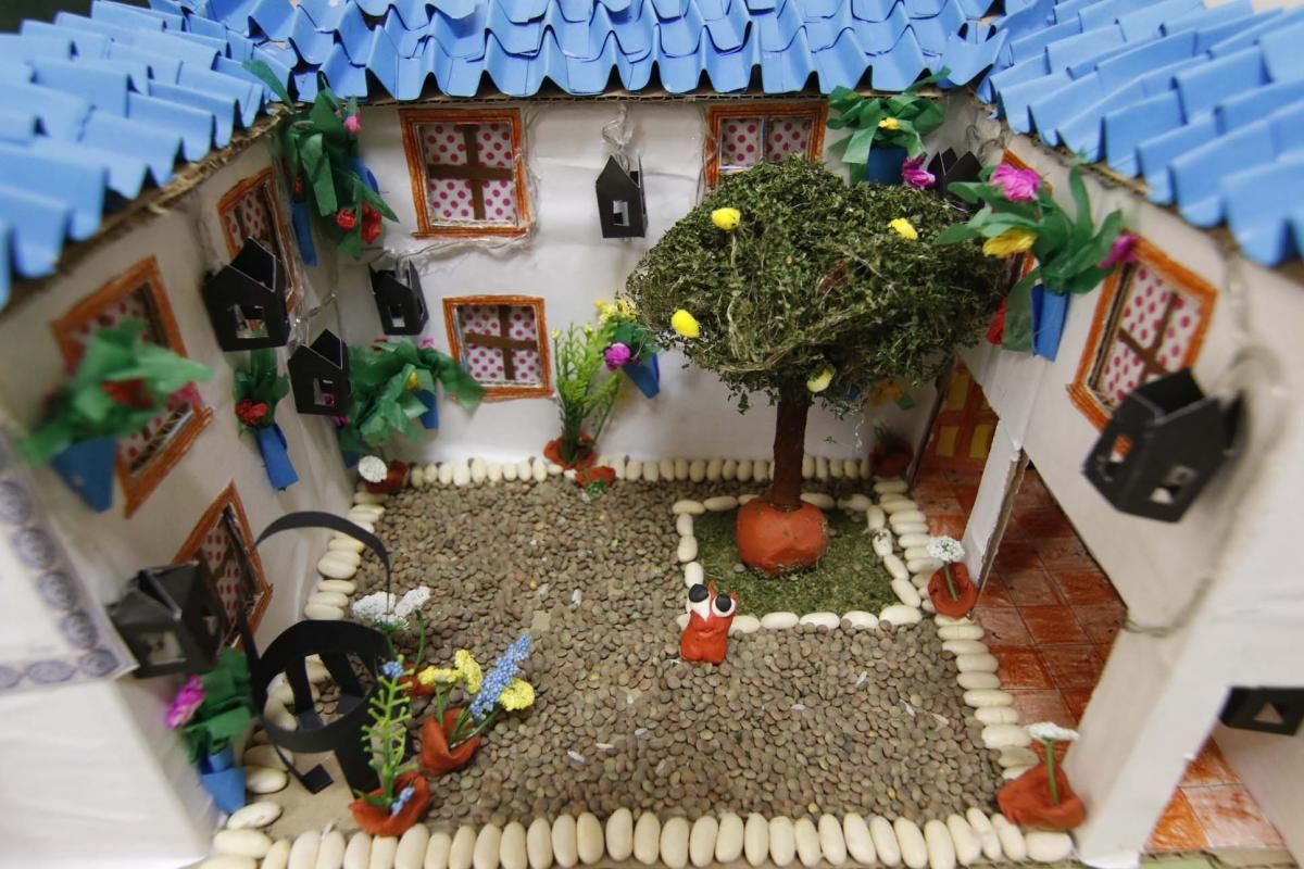 Muestra de escolares sobre patios en miniatura