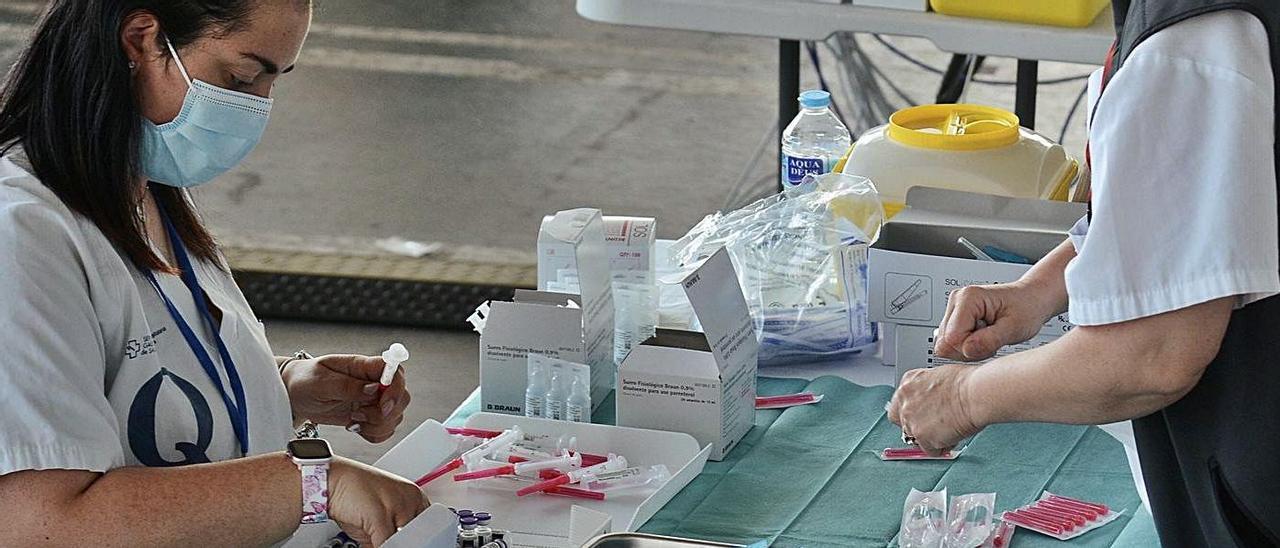 Dos trabajadoras del Sergas preparan las vacunas en el Recinto Ferial en la mañana de ayer.