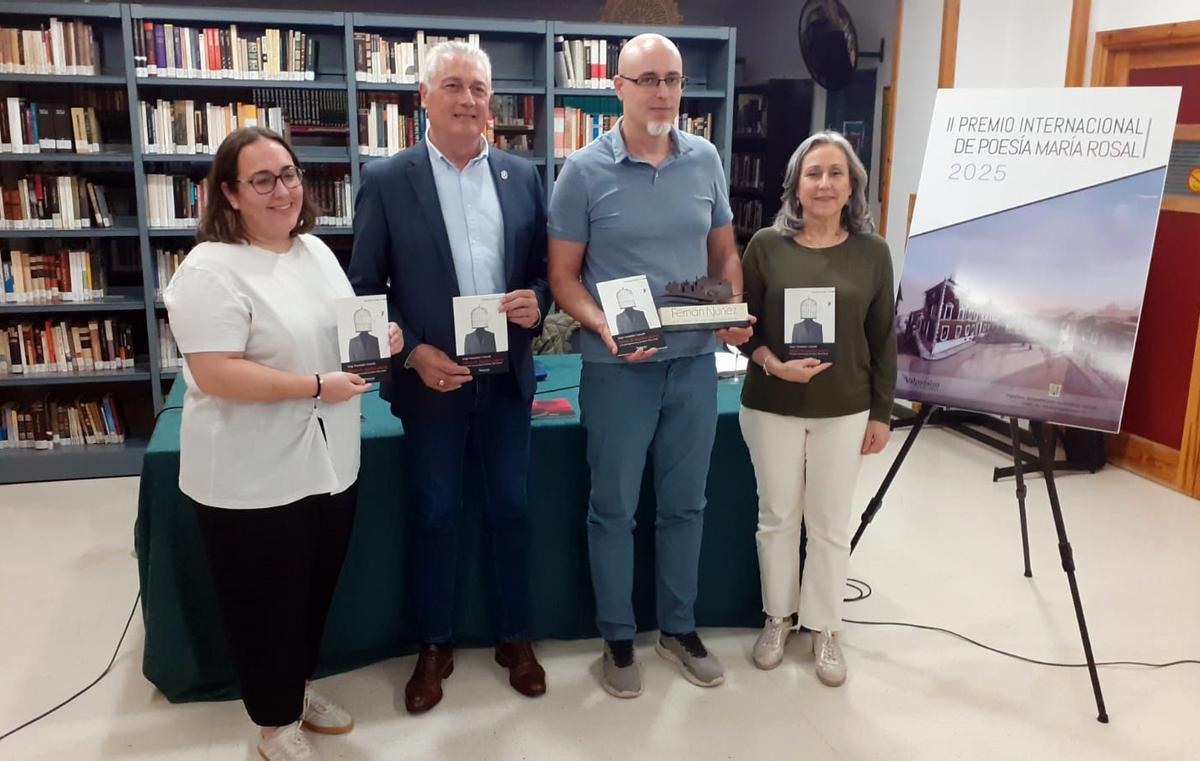 Presentación en Fernán Núñez del poemario 'Detrás de aquellos pájaros' ganador del 2º Premio Internacional de Poesía María Rosal.
