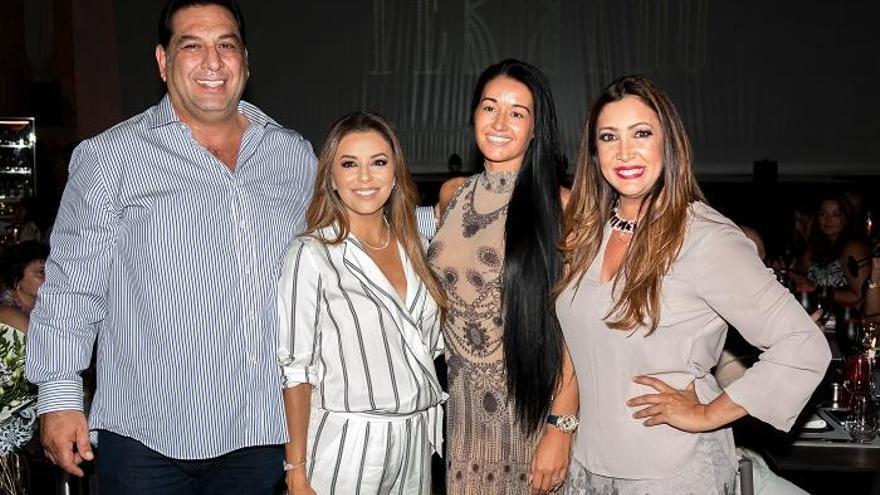 Eva Longoria y María Bravo, con unos amigos en Teatro Marbella.