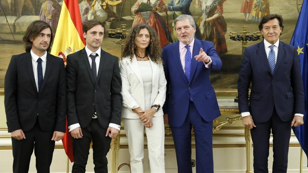 Méndez de Vigo con la viuda y los hijos de Ángel Nieto, Belinda Alonso, Gelete y Pablo.