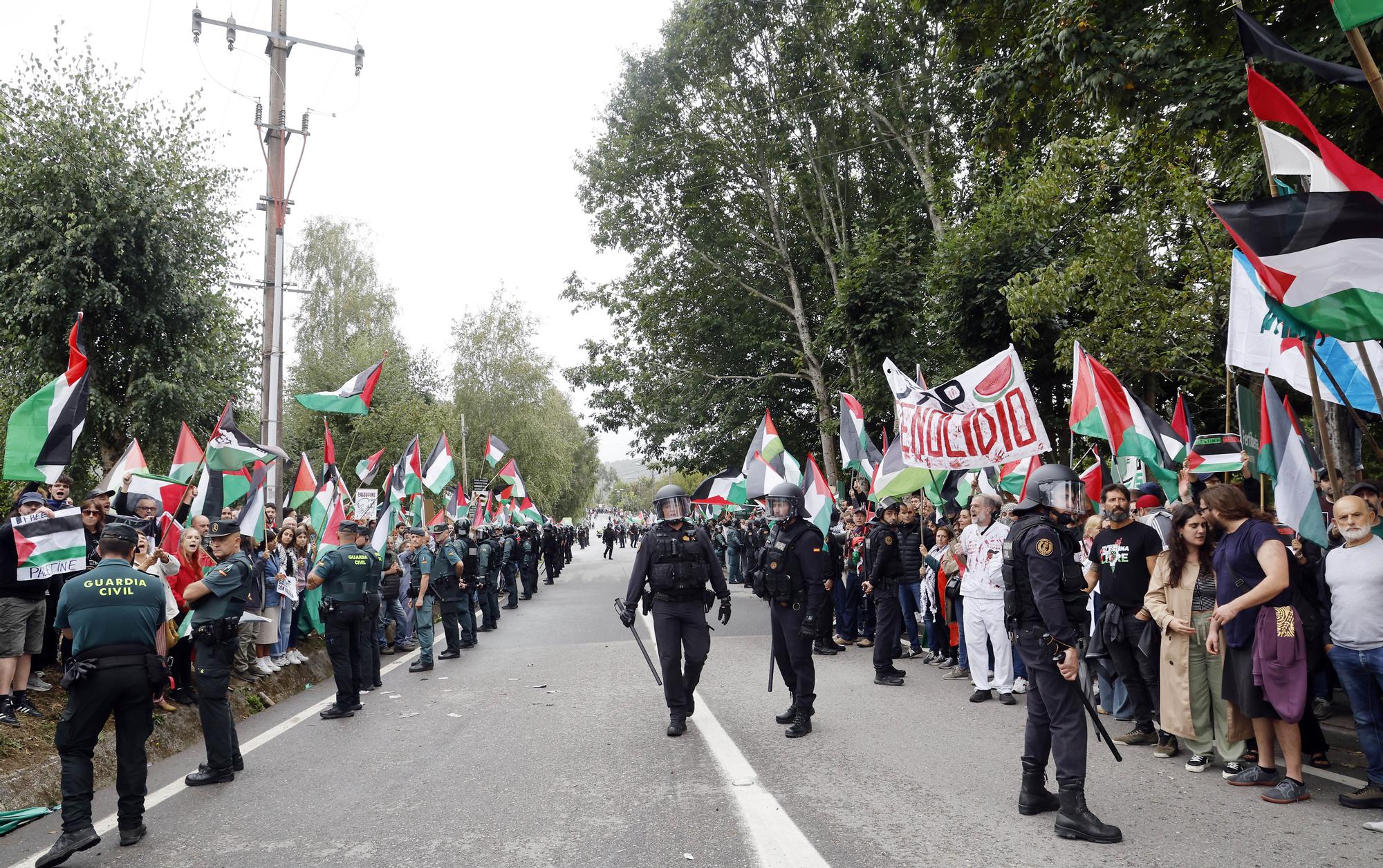 Concentraciones contra el equipo de Israel por el genocidio en Gaza durante el paso de La Vuelta por Pontevedra