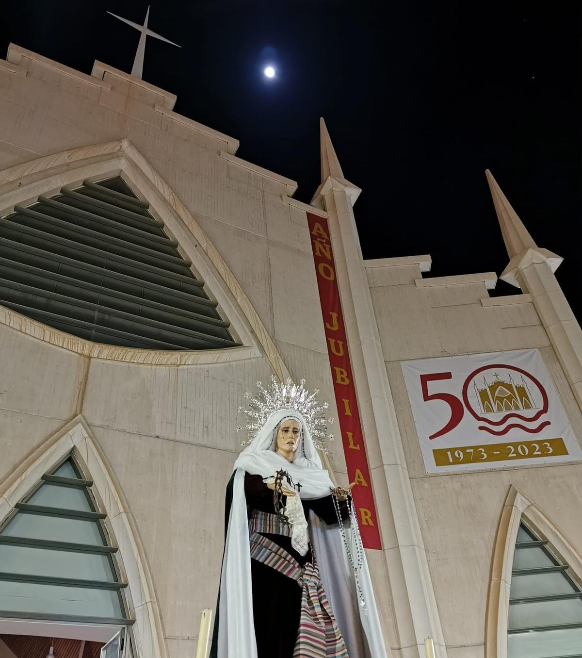 Via Crucis organizado por la parroquia del Sagrado Corazón con motivo del Año Jubilar y 50 aniversario