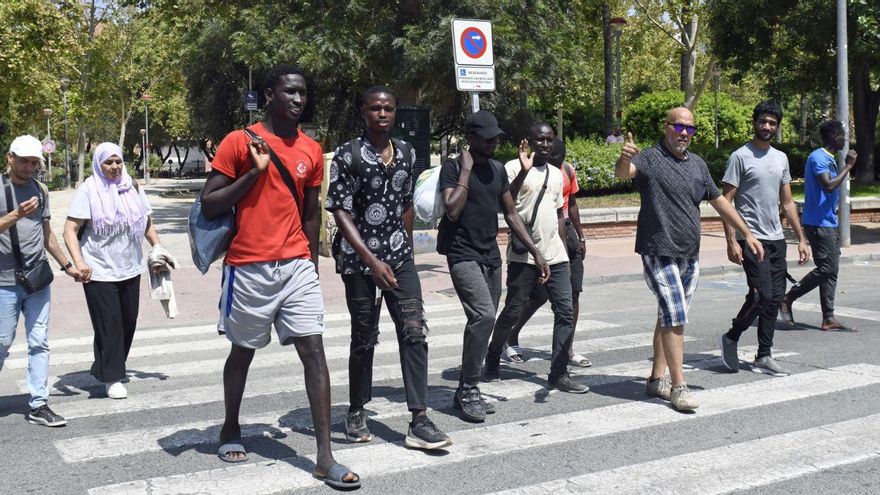 Un grupo de migrantes, tras ser expulsados por los agentes de la Policía Local de su campamento acompañados por un miembro de la asociación Abeto. | ISRAEL SÁNCHEZ