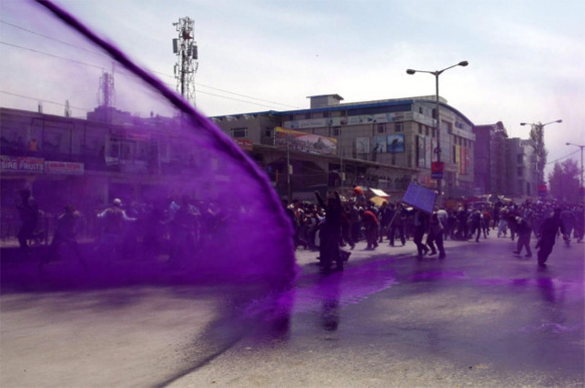 La policia dispersa amb aigua tintada de púrpura una manifestació de funcionaris a Srimagar, l’Índia. Els funcionaris demanen augmentar l’edat de jubilació dels 58 als 60, a més del pagament dels endarreriments que se’ls deuen.