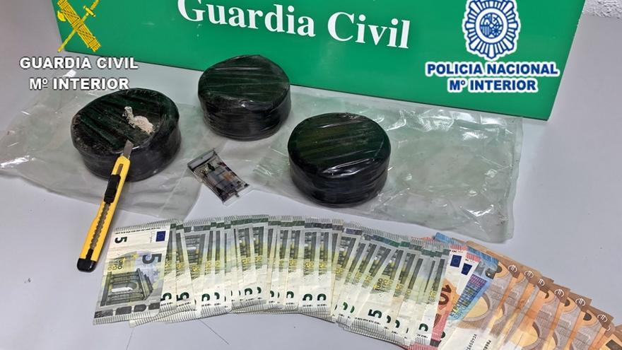 Interceptan kilo y medio de heroína a un vecino de Badajoz en La Roca de la Sierra