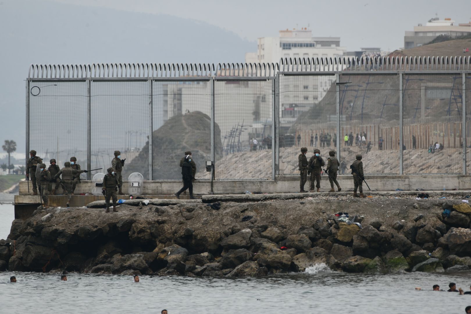 L'exèrcit espanyol assisteix les persones que arriben a Ceuta