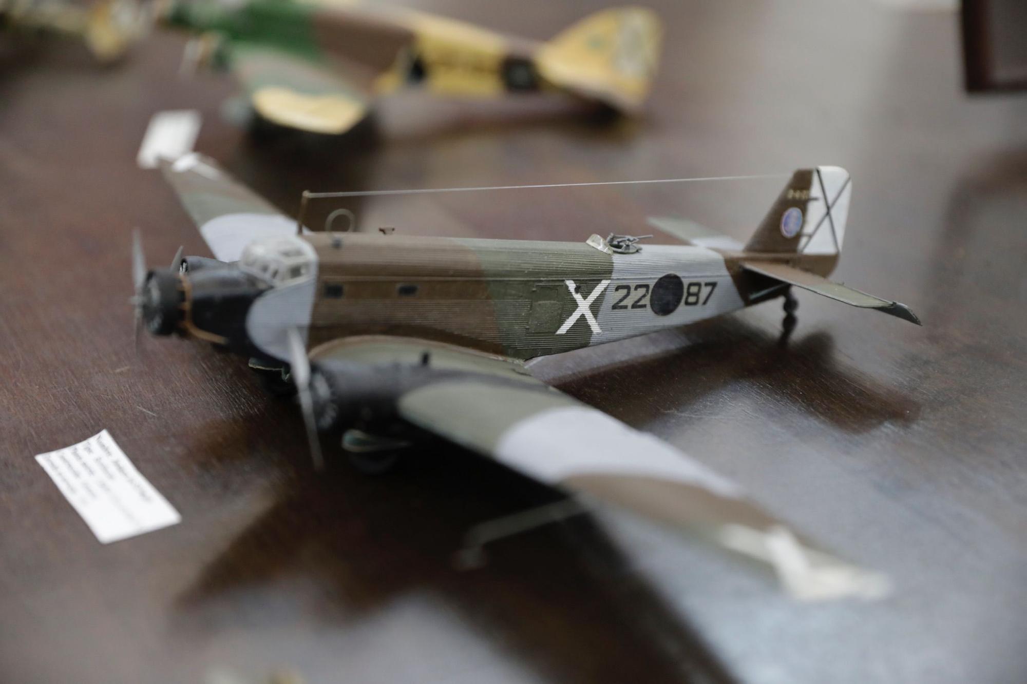 Una historia de la aviación en miniatura: así es la exposición de maquetas de la Delegación de Defensa
