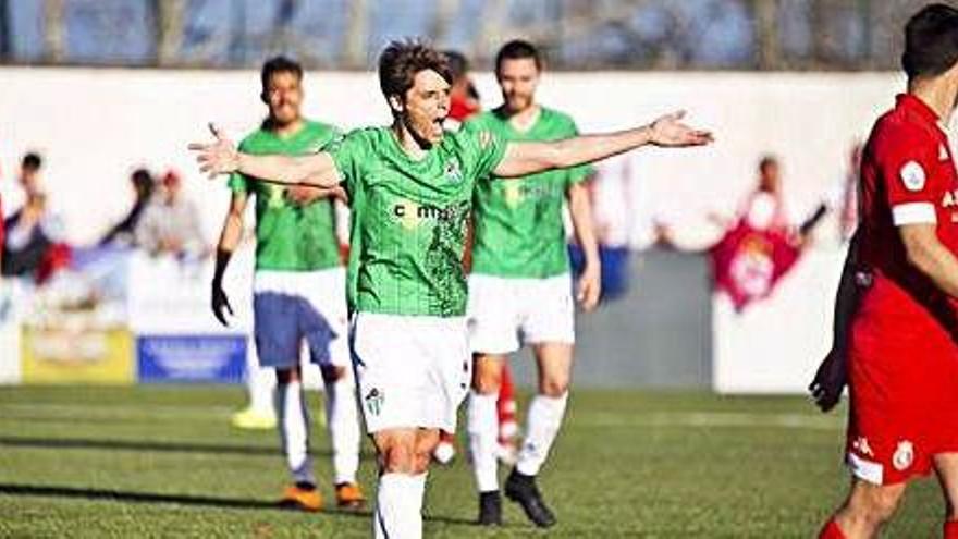 Julián Luque arenga a sus compañeros durante un partido de Liga con el Guijuelo.