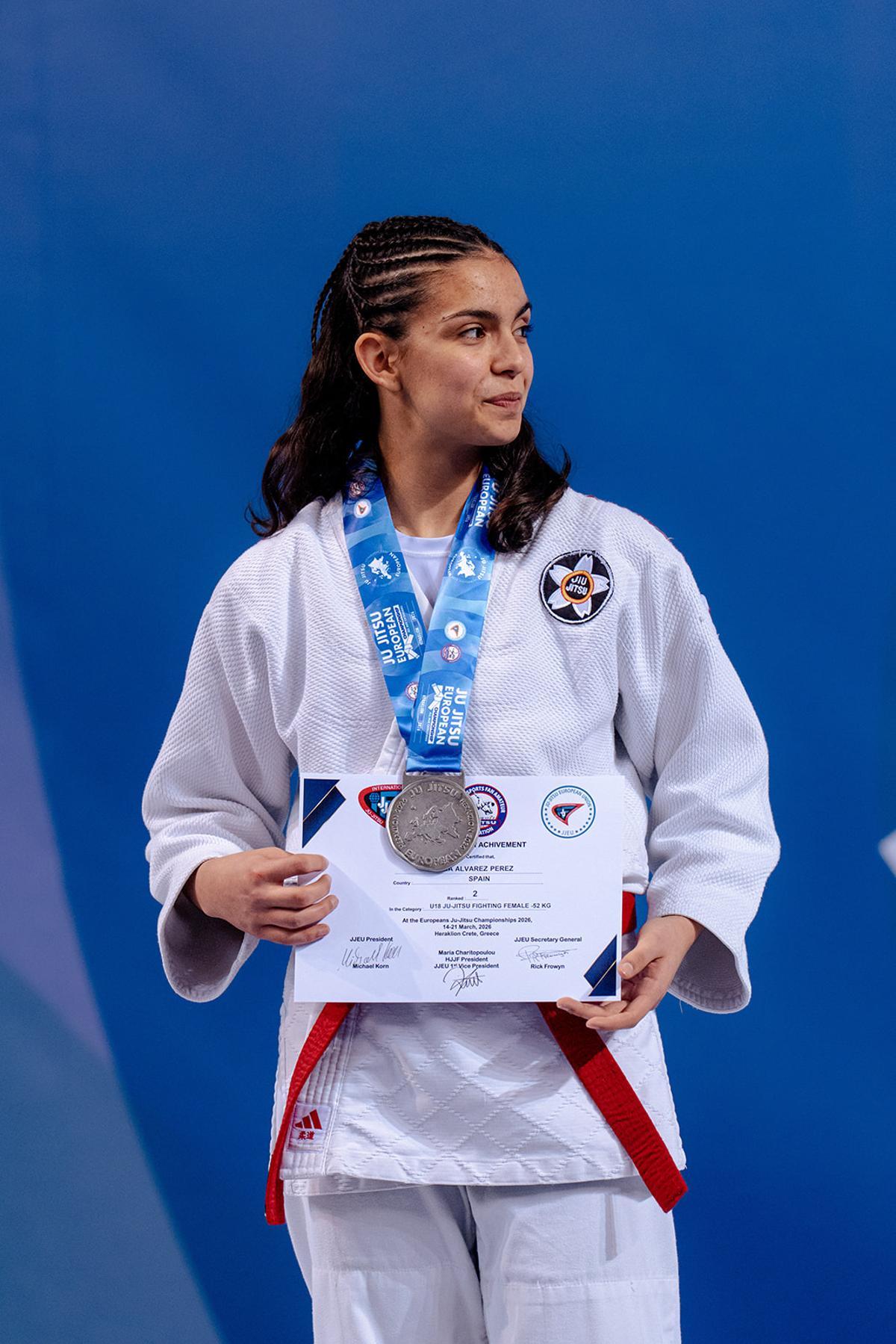 Núria Álvarez, amb la medalla de plata i el diploma
