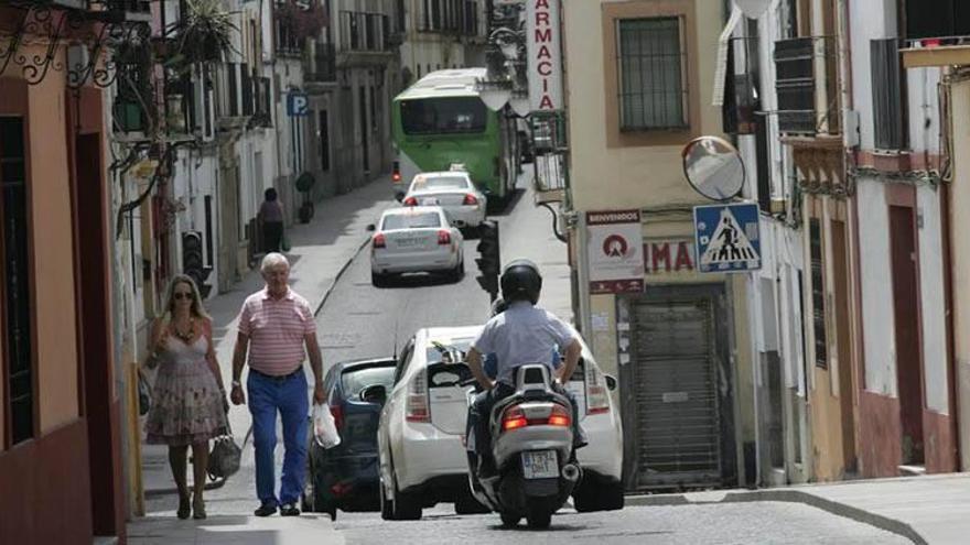 Vecinos de Alfaros vuelven a reclamar microbuses y más control de los bares