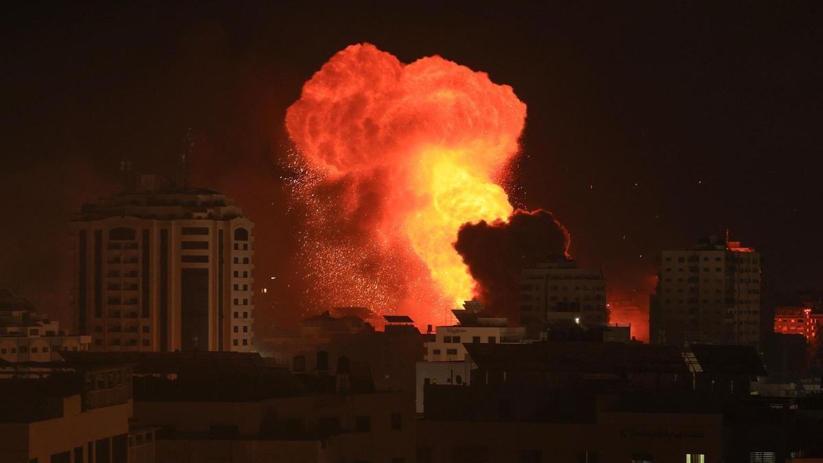Un bombardeig sobre la ciutat de Gaza, aquest dilluns.
