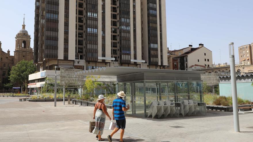 Plazas duras y calles sin sombra en una jornada a 40 grados