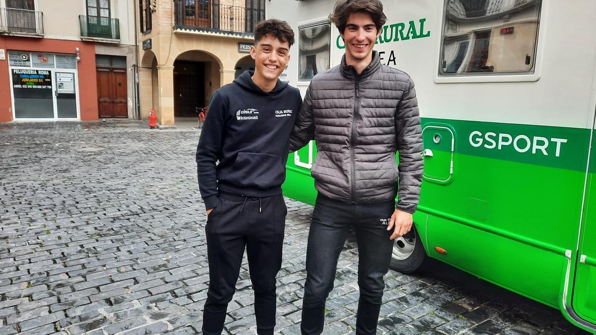 Estanislao Calabuig junto a Dani Cepa, el otro ciclista valenciano que corrió en el Euskaldun.