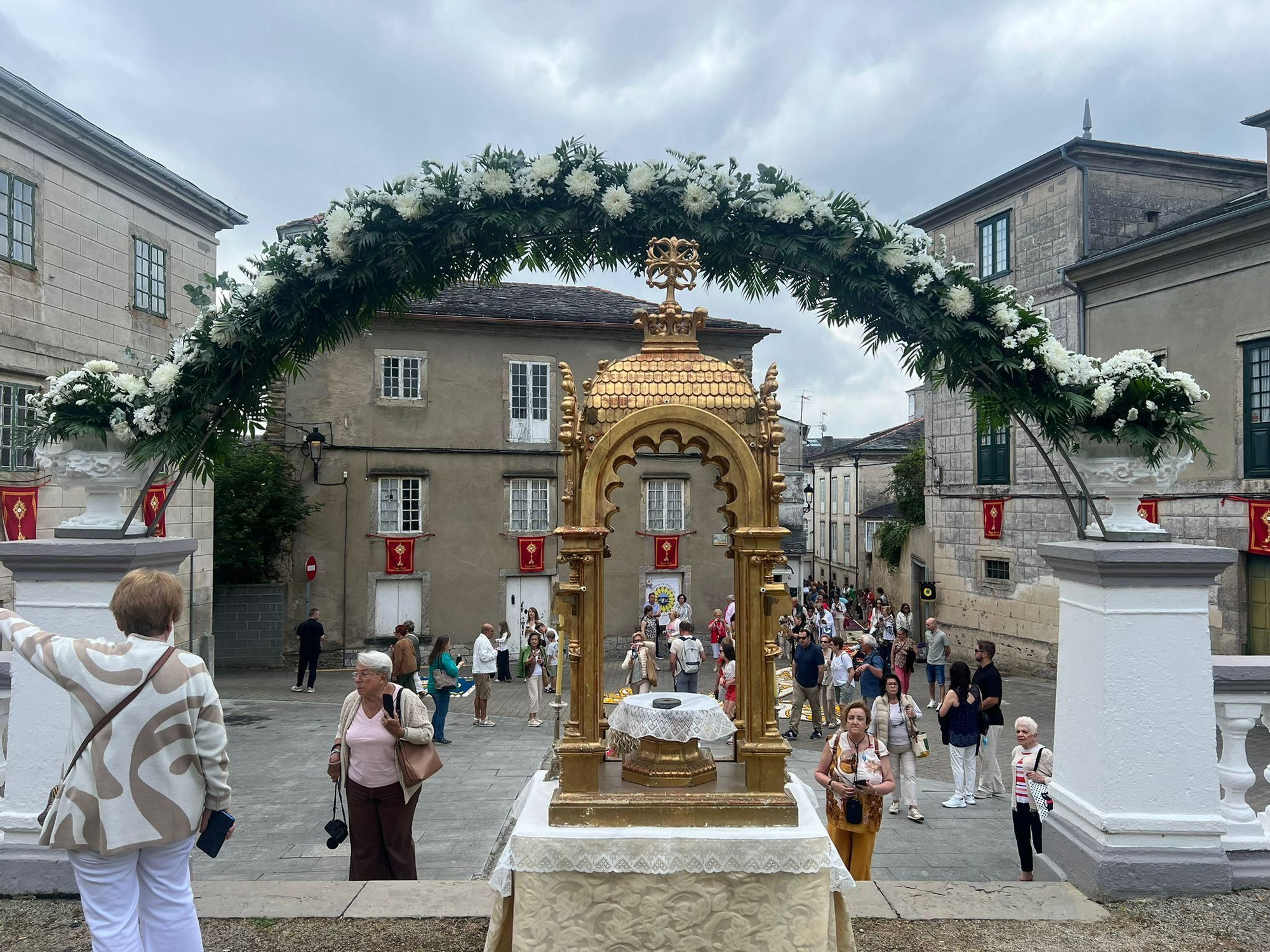 Castropol se llena de color con sus alfombras florales