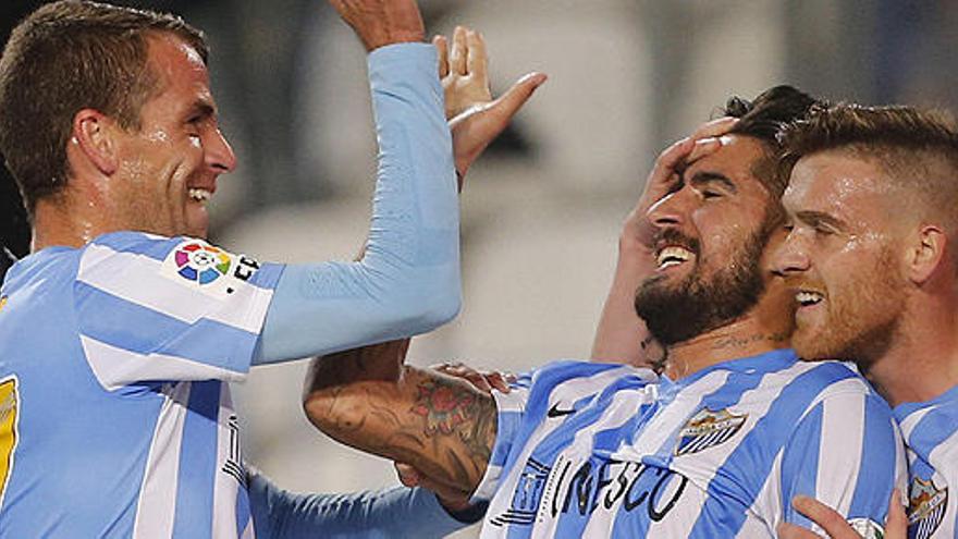 Samu celebra su gol con Antunes y Duda.