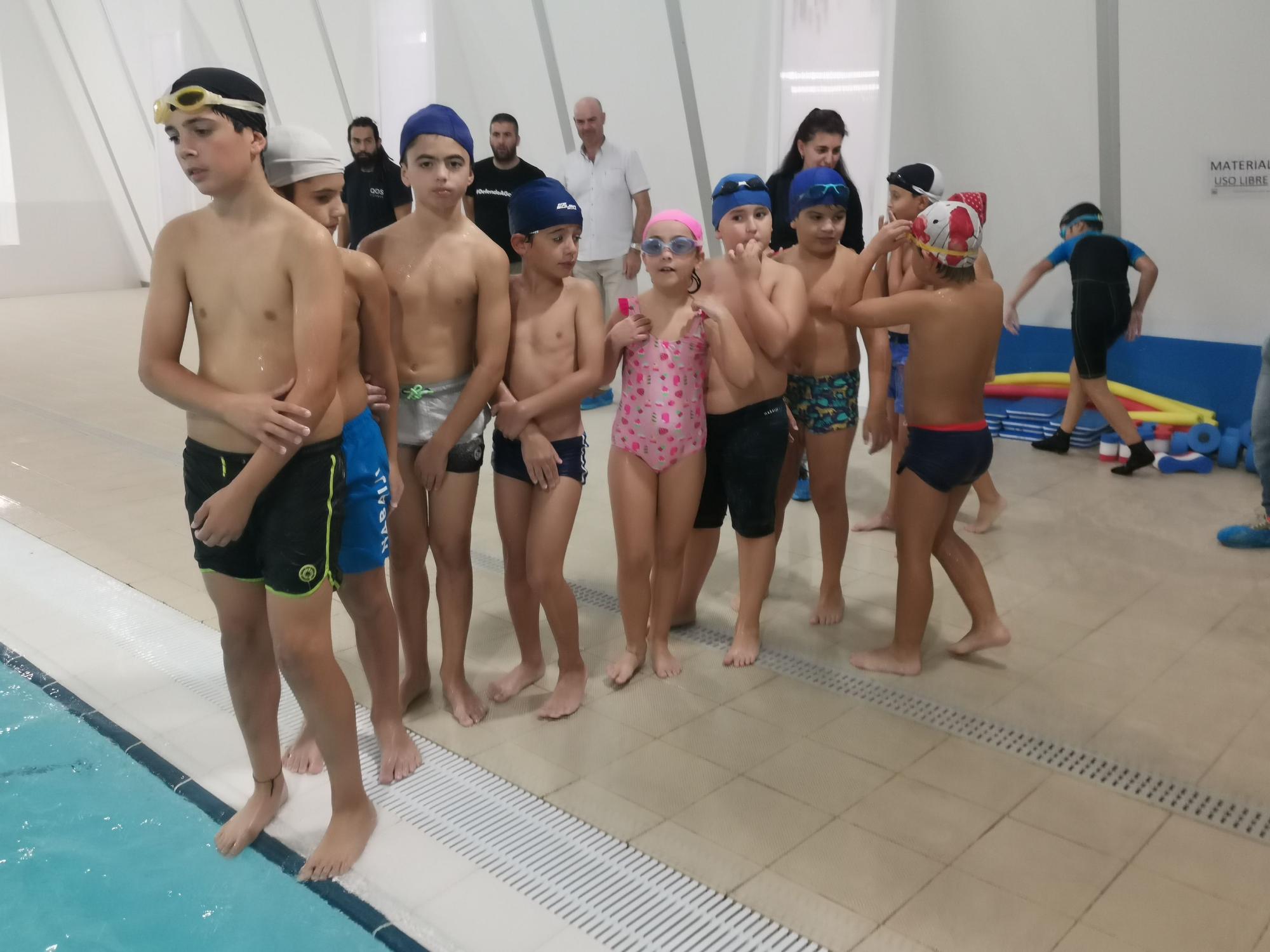 Inicio de los cursos de natación en la piscina de As Lagoas, en Bueu