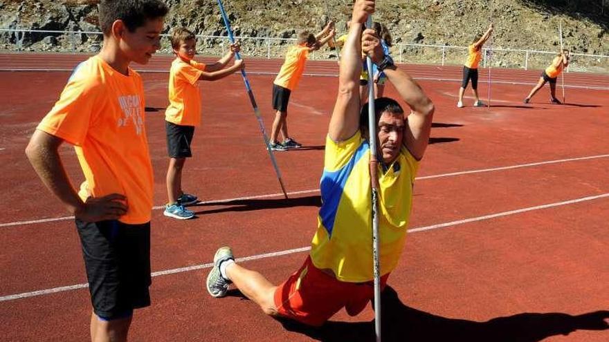 Una sesión de jabalina en la escuela de Mazí. // Iñaki Abella