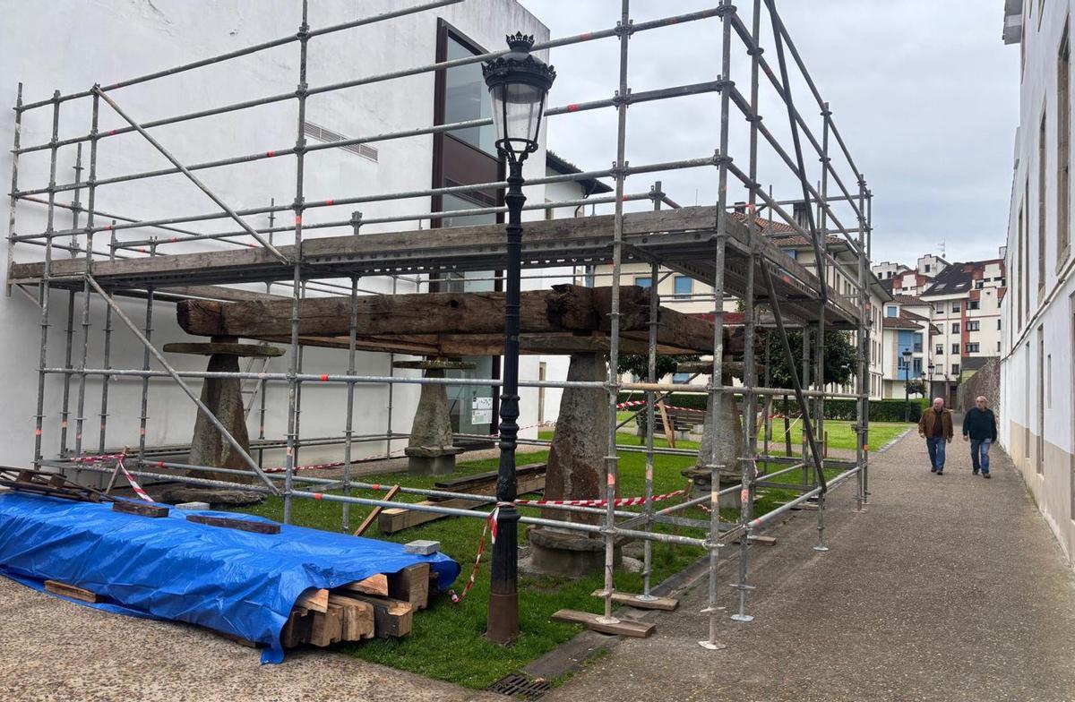 La instalación del hórreo de Bedriñana junto a la Casa de los Hevia de la capital maliayesa. | J. A. O.