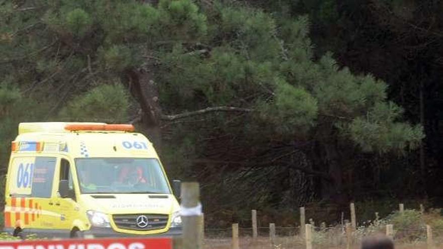 La ambulancia tuvo que acceder a Carreirón para la evacuación. // NP