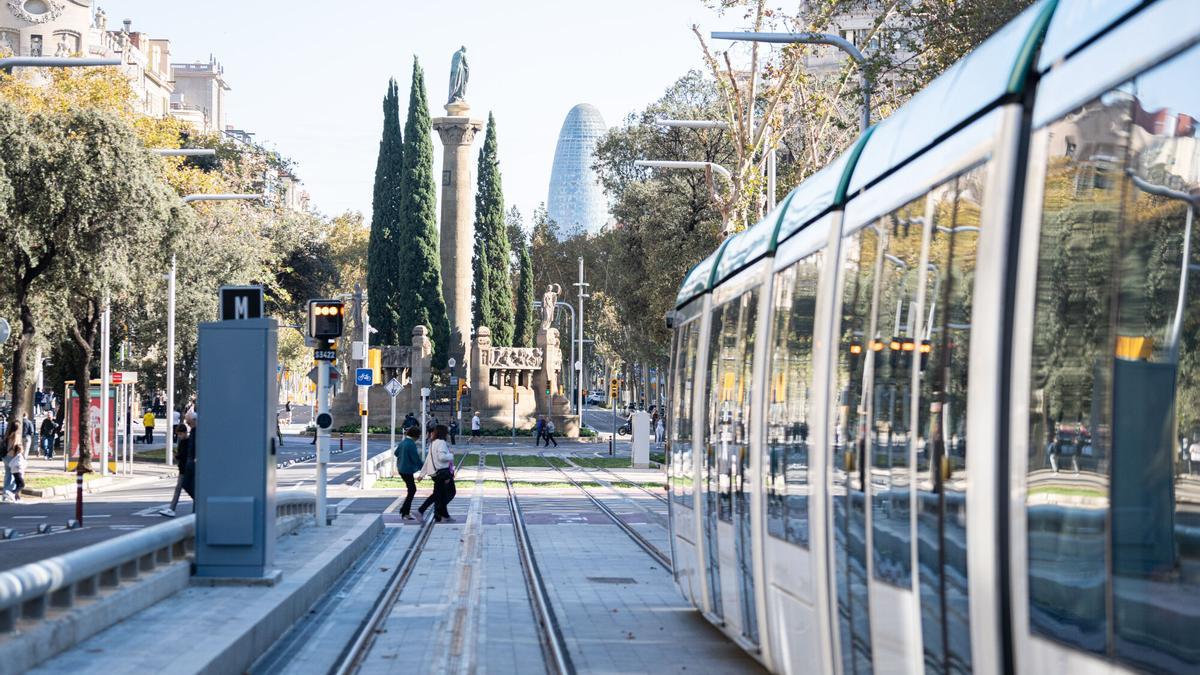 Un convoy del Trambesòs en la estación de Verdaguer, inaugurada el pasado 10 de noviembre