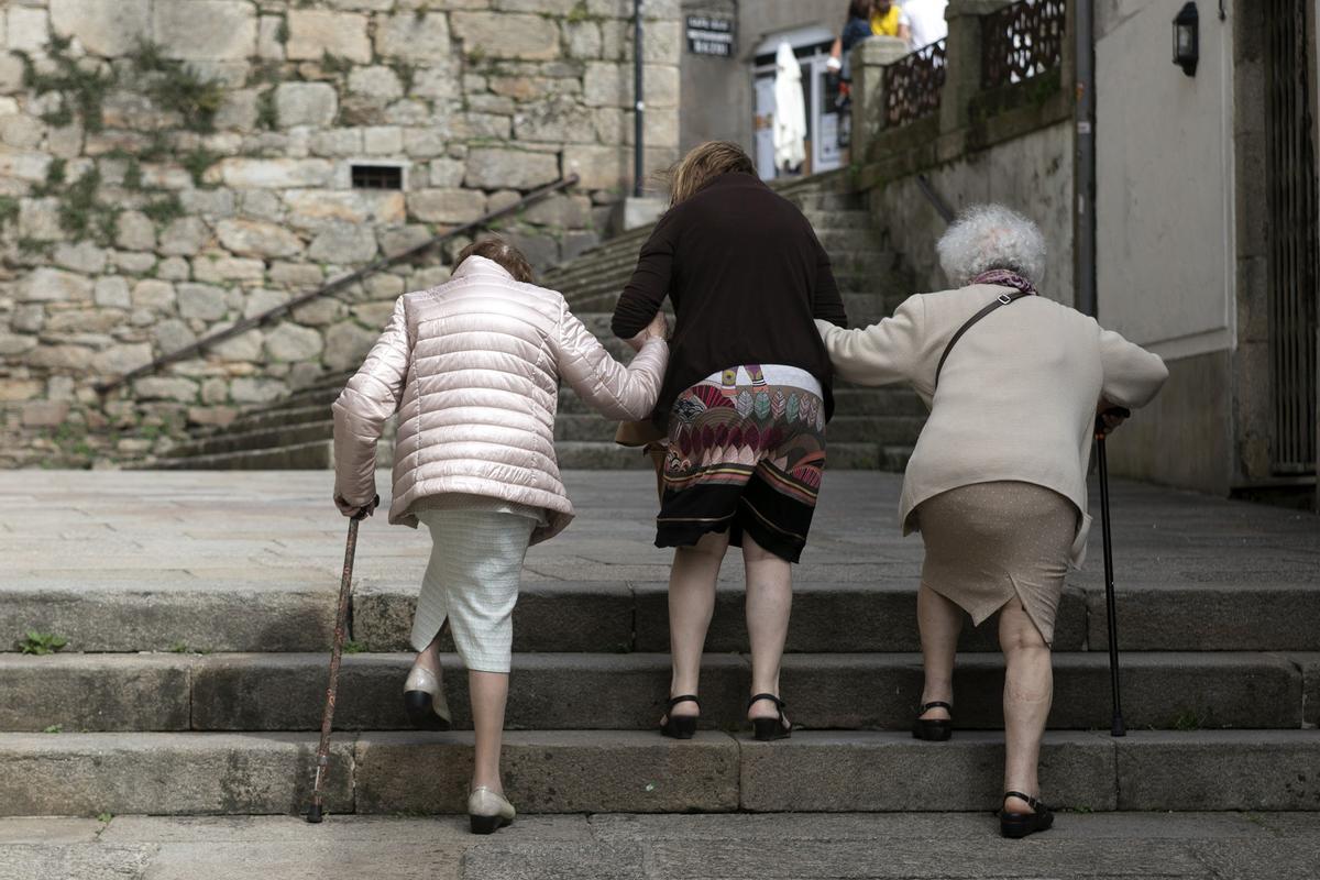 Tres mujeres paseando juntas.