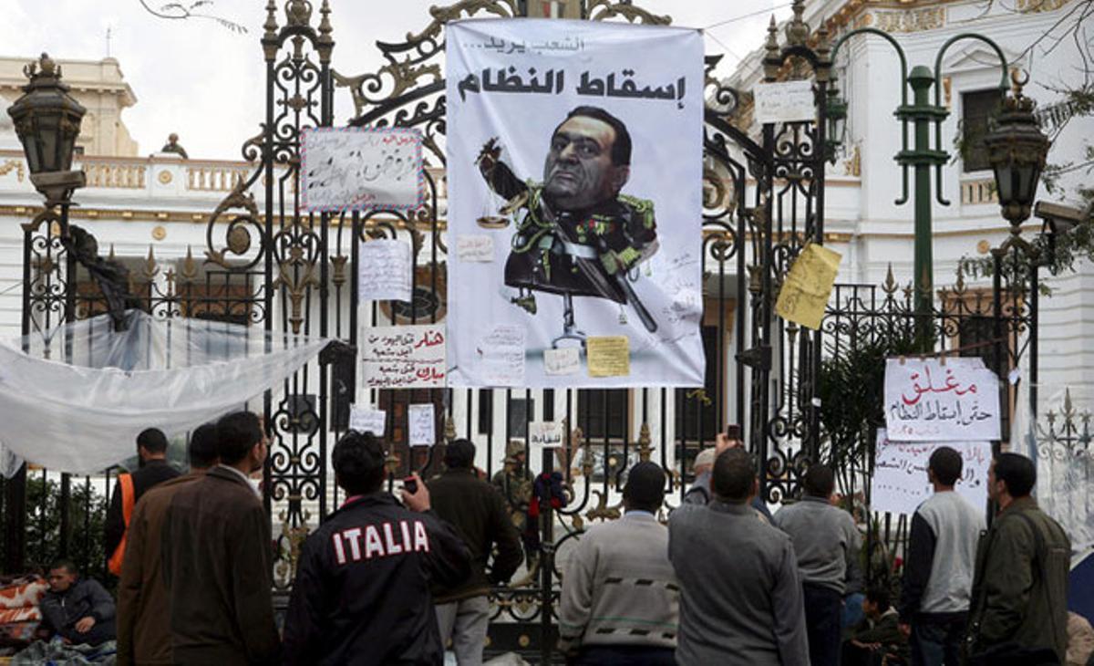 Ciutadans egipcis protesten davant del Parlament, al Caire.