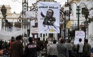 Ciutadans egipcis protesten davant del Parlament, al Caire.