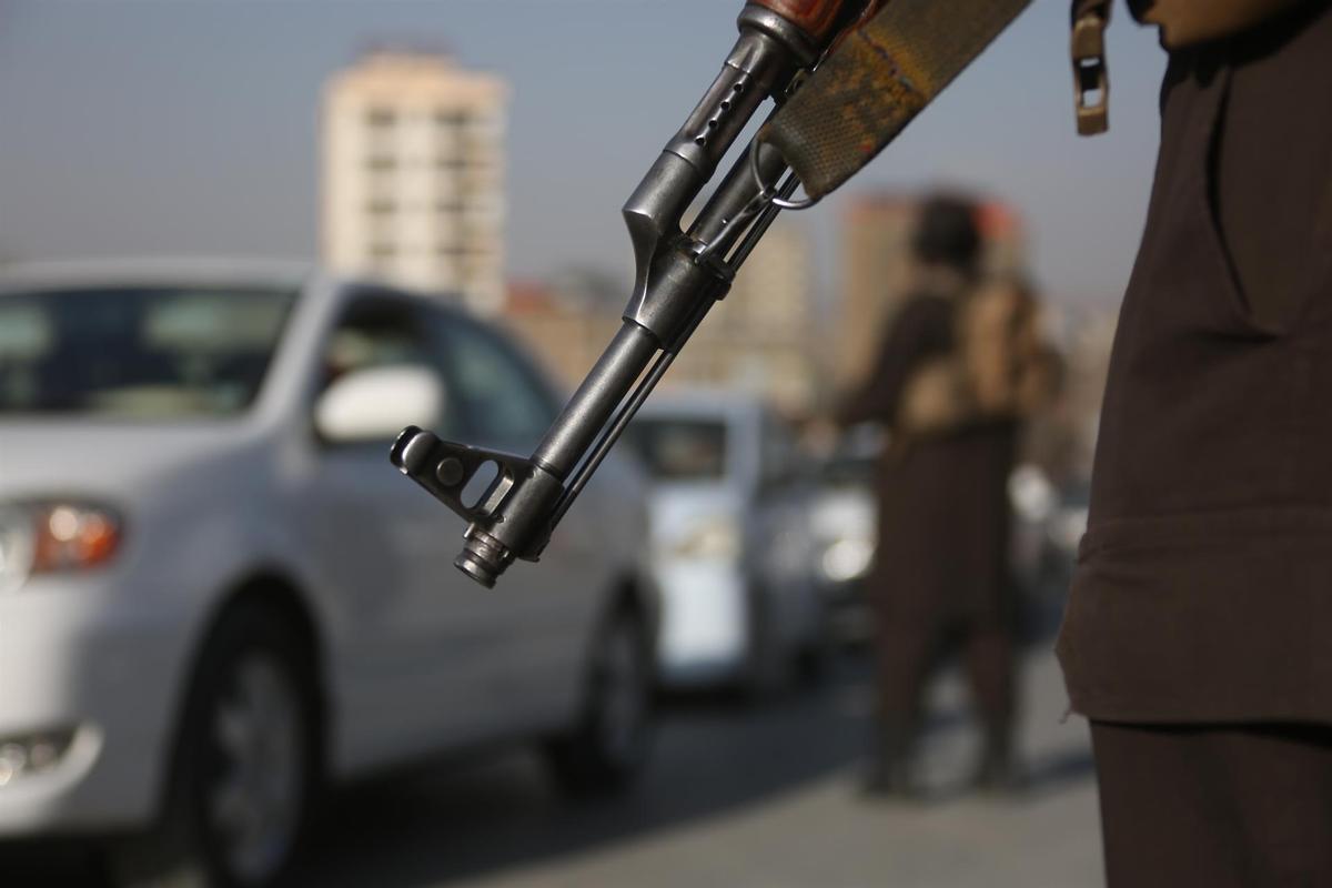 Personal de seguridad monta guardia en un cruce de carreteras tras los ataques aéreos en Kabul, Afganistán, el 27 de febrero de 2026.