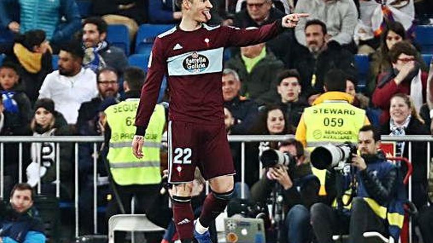 Santi Mina señala hacia algún lado del banquillo del Celta tras lograr el gol del empate.