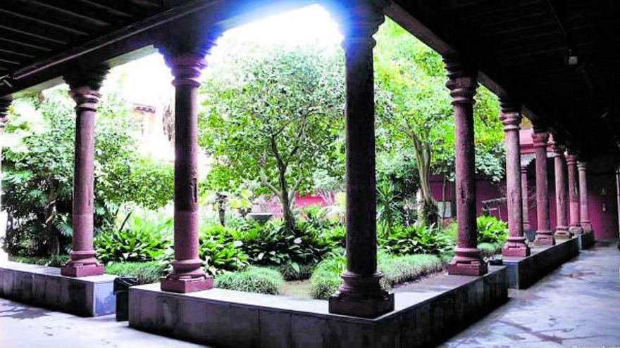 Calle San Agustín, con el Museo de Historia de Tenerife a la izquierda. Fue peatonalizada tras la declaración de la ciudad de La Laguna por la UNESCO en 1999.  | | ELD