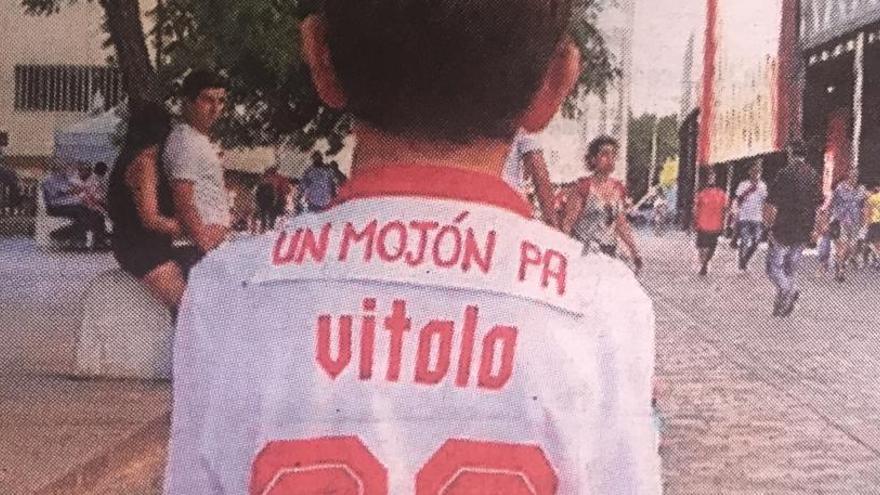 Imagen del aficionado sevillista, con el mensaje a Vitolo.