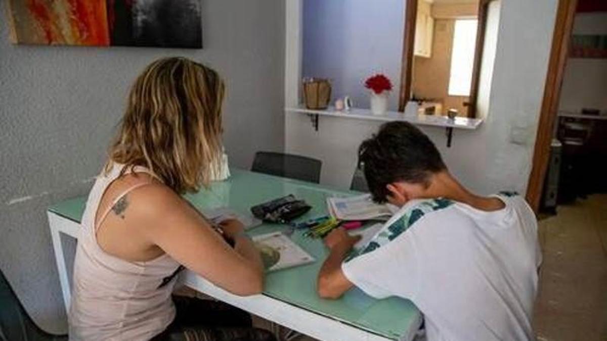 Una madre con su hijo.