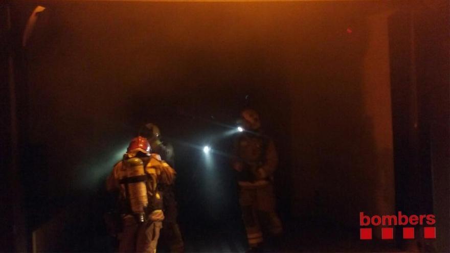 Dos intoxicats en un incendi en un pàrquing d&#039;un bloc de pisos de Figueres