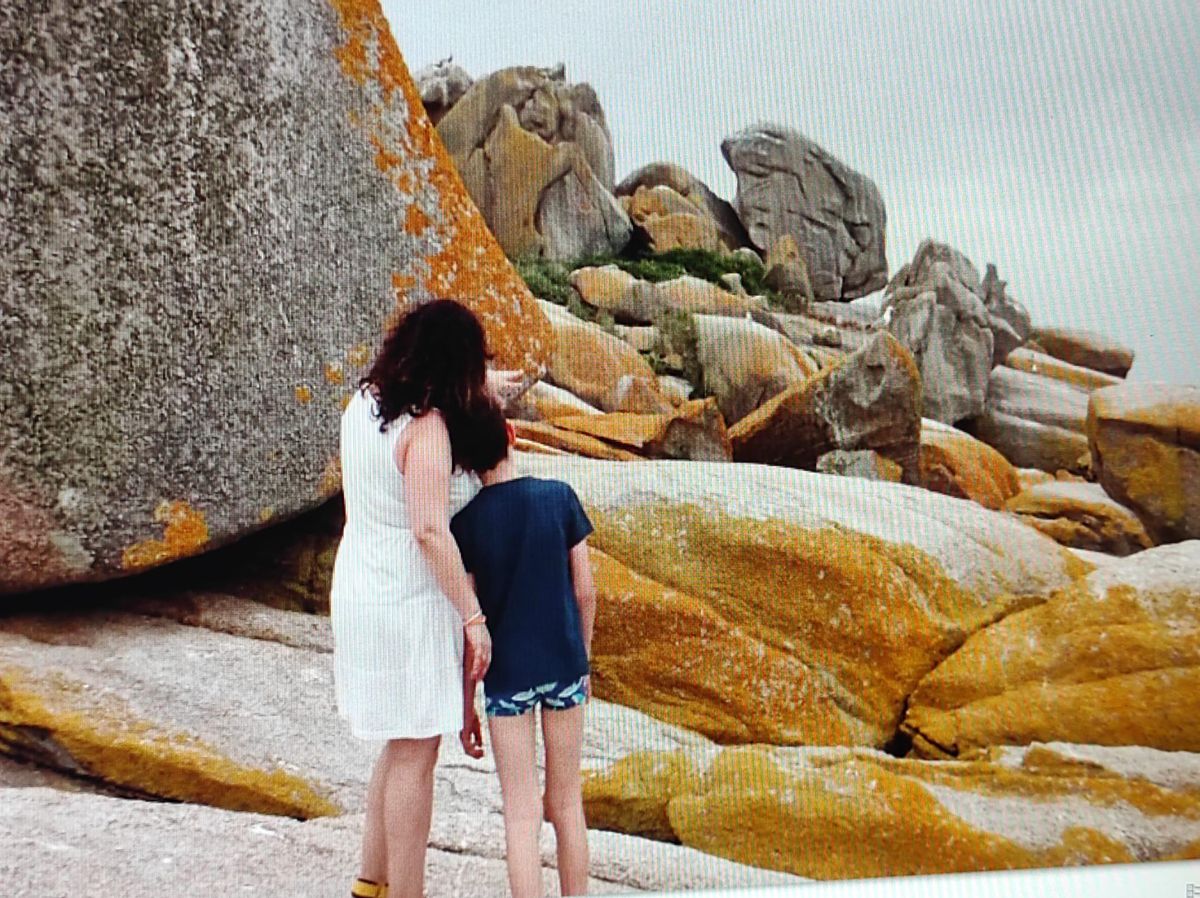 Una madre y su hijo observando las rocas de Rúa.