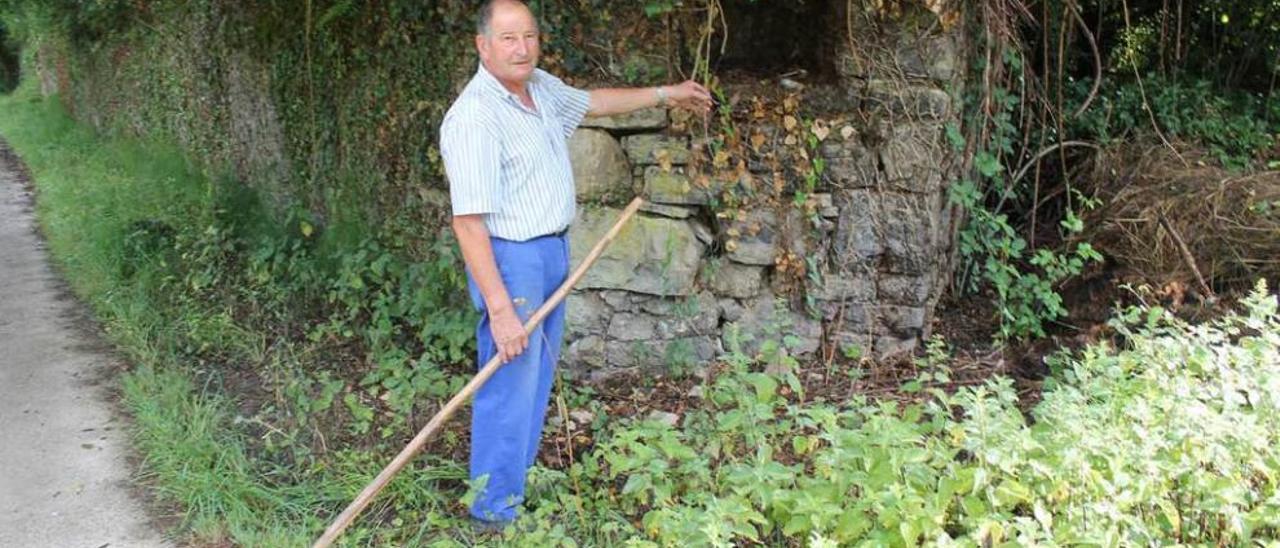 Agustín Roces señala el lugar en el que estaba el escudo.