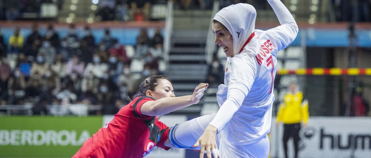 Encuentro entre Kazajistán e Irán en el pabellón Ciutat de Castelló del Mundial de Balonmano Femenino.