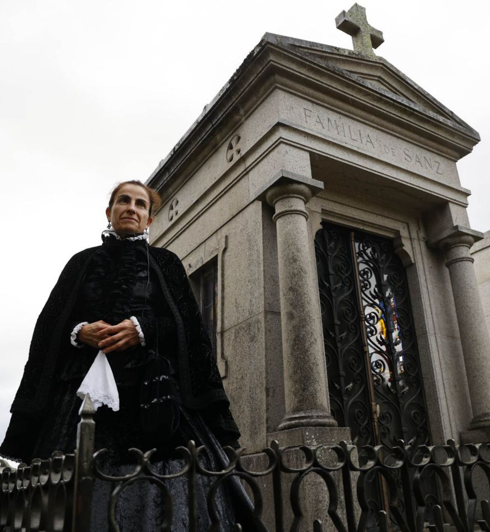 Irene Ceballos, 
viuda de  Policarpo Sanz, 
ante su tumba.