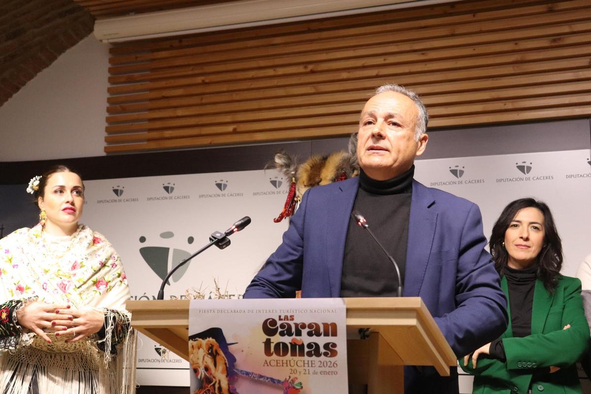 Benito Arias, alcalde de Acehúche, en la presentación.