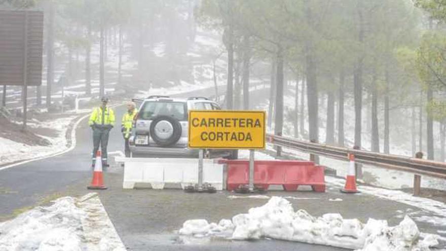 Carretera que conduce al Pico de las Nieves, ayer, cortada al tráfico. | j. c. guerra