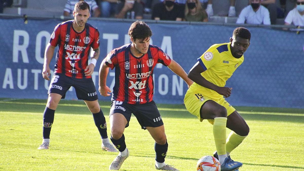 Pau Pérez y Jocelyn pugnan por un balón. | PASCUAL AGUILERA