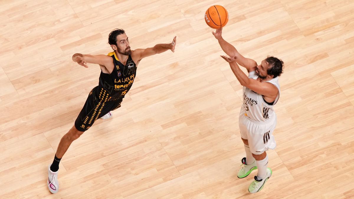 Joan sastre trata de taponar a Sergio Llull en el Real Madrid-Canarias de la Supercopa.