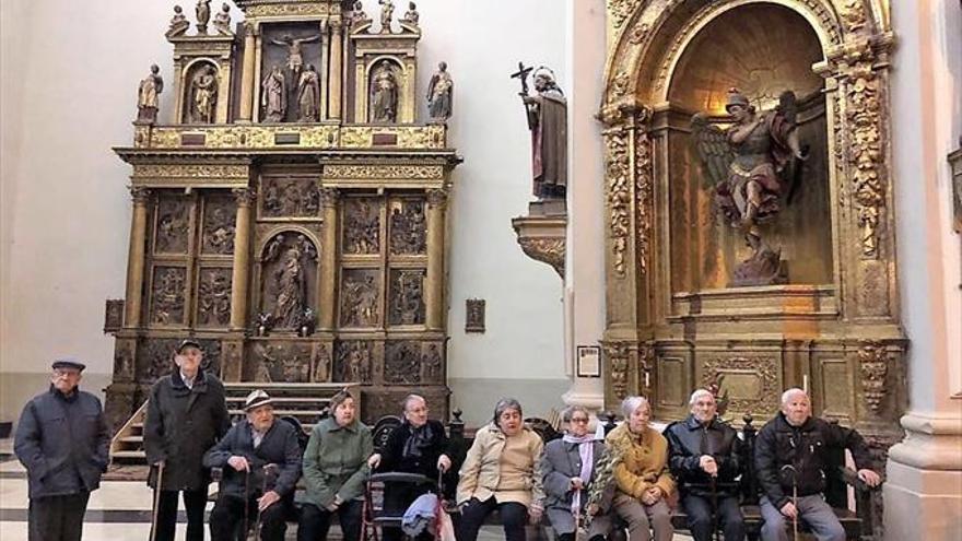 Los mayores visitan la iglesia parroquial