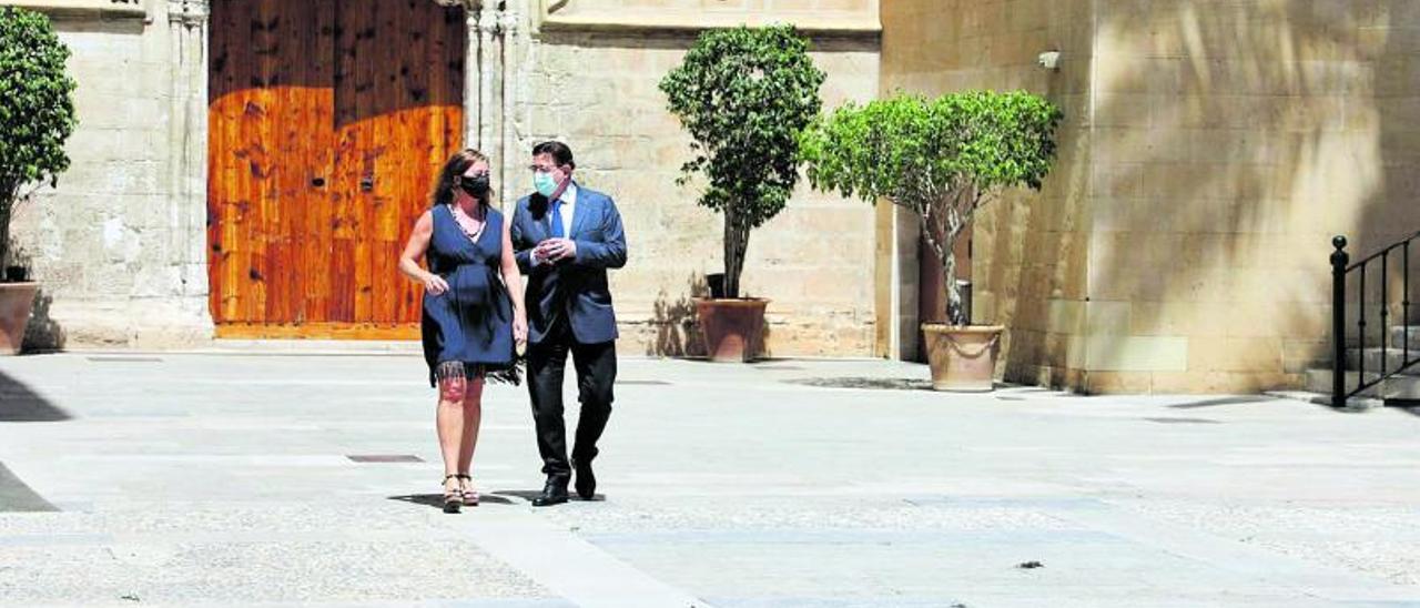 Ximo Puig y la presidenta de Baleares, Francina Armengol, caminan el pasado martes junto a la Llotja de Palma en el cierre de la cumbre celebrada durante dos días. | LEVANTE-EMV