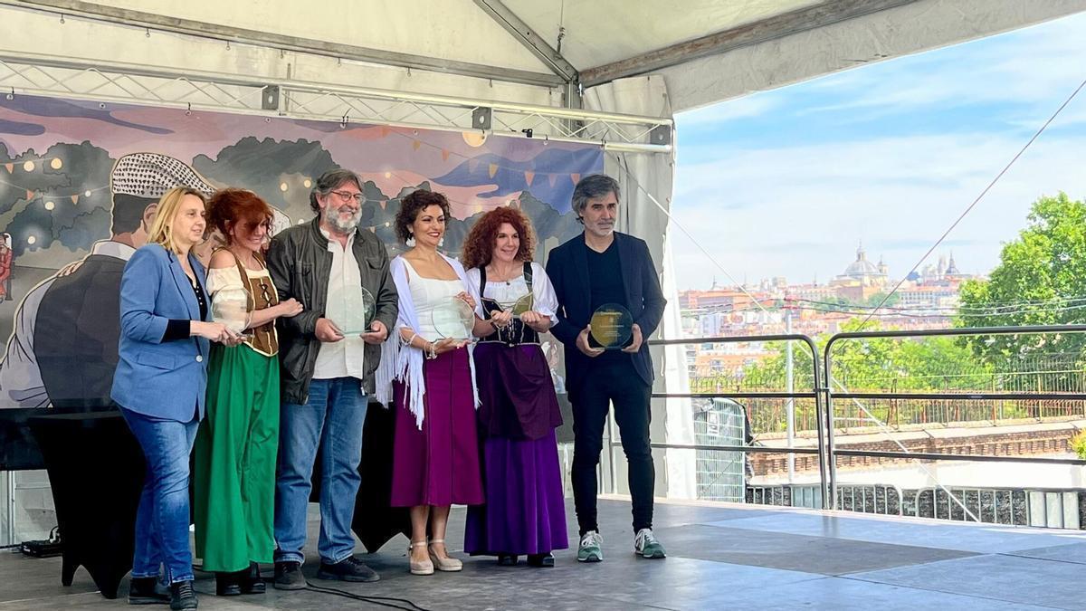 17/05/2026 Participantes del primer Encuentro de Justas Poéticas de San Isidro.. La Pradera de San Isidro ha presenciado este domingo, última jornada de las fiestas en honor al patrón de la capital, el regreso de las justas poéticas, antiguos certámenes literarios de gran popularidad durante el Siglo de Oro en los que los participantes competían mediante la recitación de versos originales sobre un tema propuesto. POLITICA