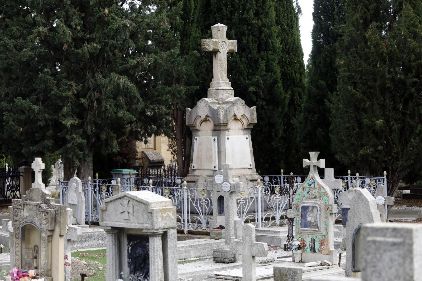En imágenes | El cementerio de Zaragoza, un museo al aire libre que se engalana para el Día de Todos los Santos